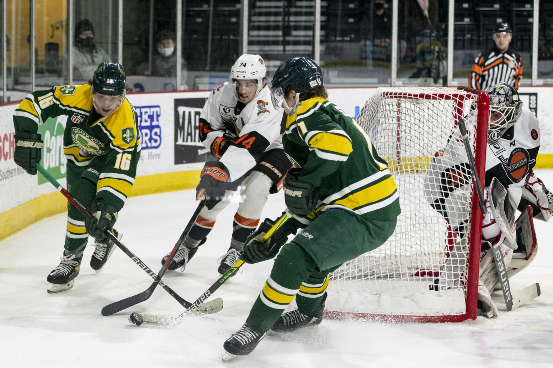 Musketeers vs Lancers hockey